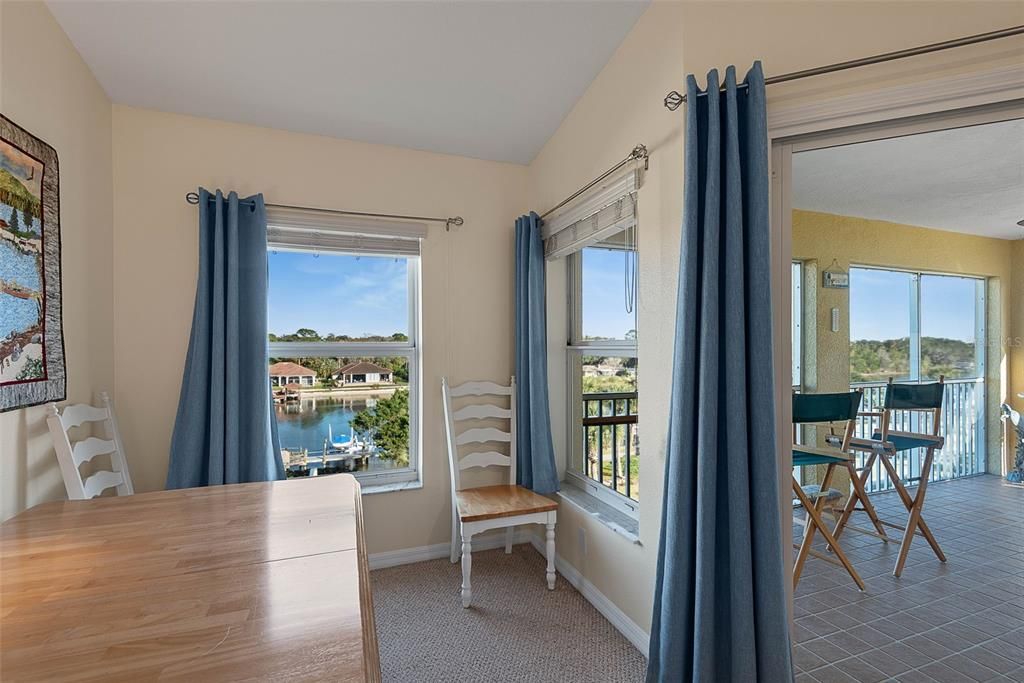 Под контрактом: $485,000 (3 спален, 2 ванн, 1712 Квадратных фут)