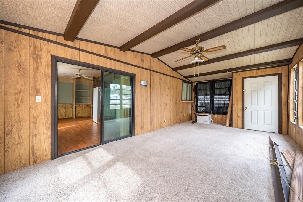 Под контрактом: $149,999 (2 спален, 2 ванн, 1056 Квадратных фут)