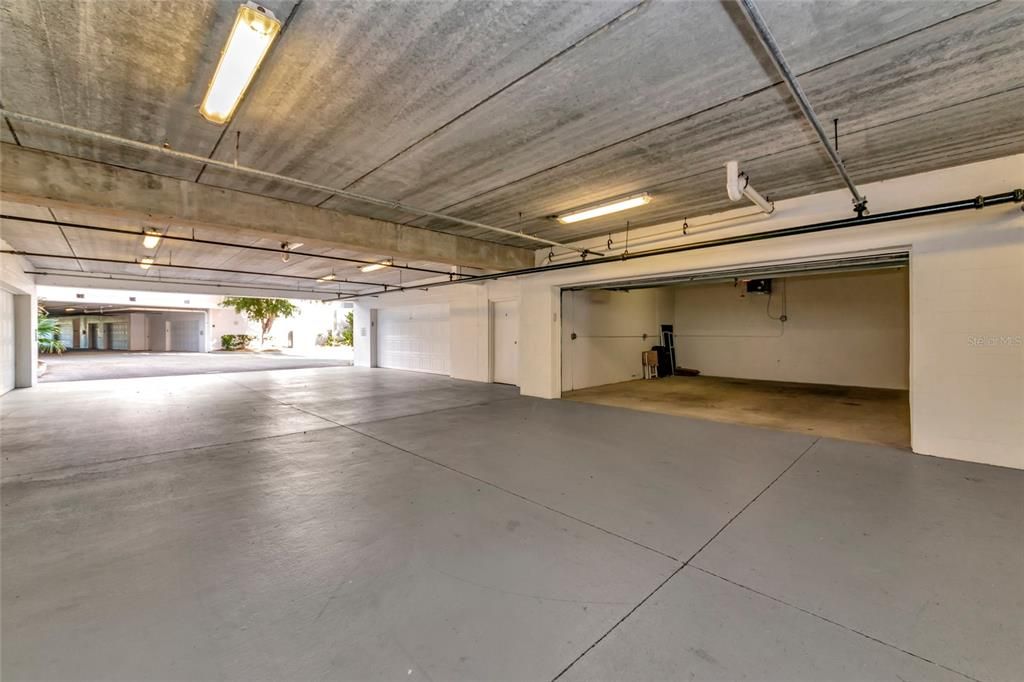 For Sale: $719,000 (2 beds, 2 baths, 1932 Square Feet)