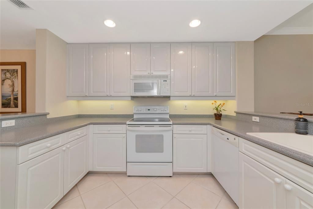 For Sale: $719,000 (2 beds, 2 baths, 1932 Square Feet)