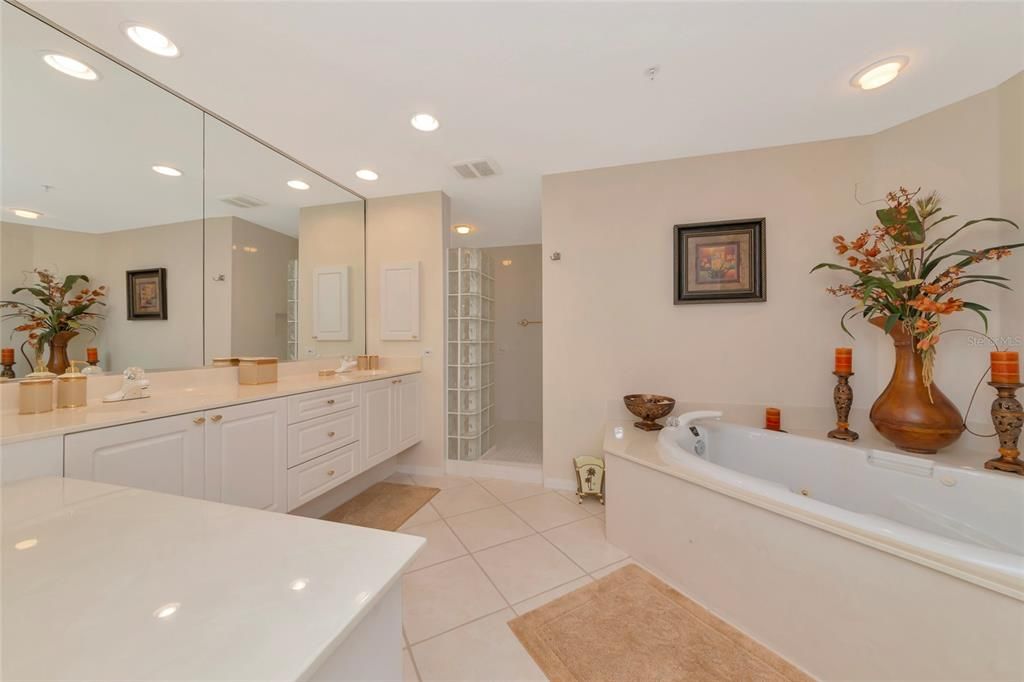 For Sale: $719,000 (2 beds, 2 baths, 1932 Square Feet)