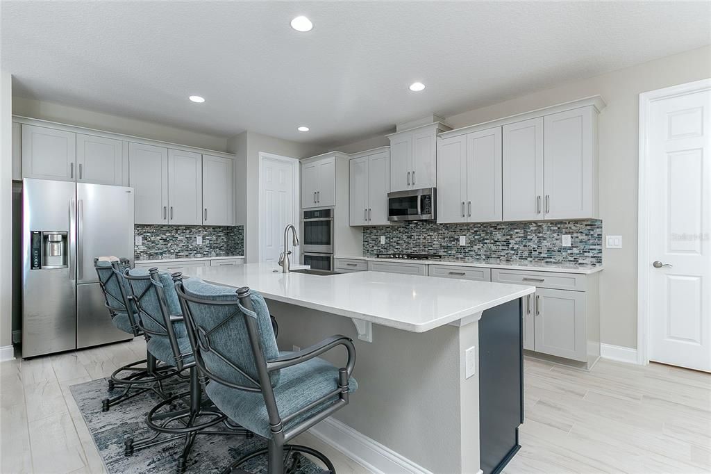 Activo con contrato: $1,575,000 (5 camas, 4 baños, 4258 Pies cuadrados)
