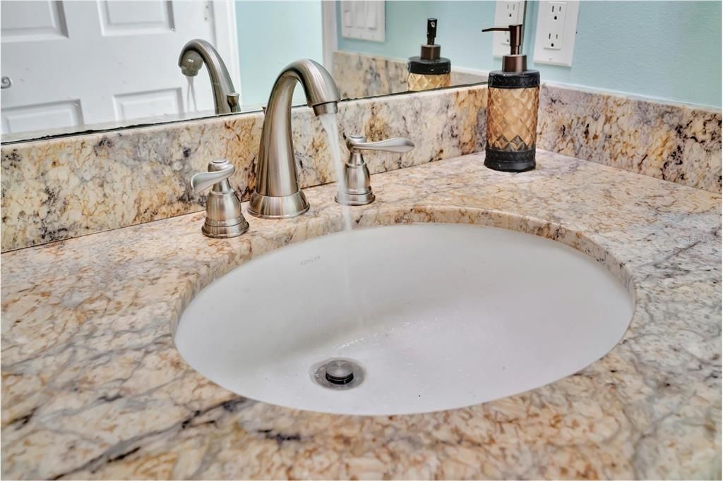 Activo con contrato: $409,900 (2 camas, 2 baños, 1556 Pies cuadrados)