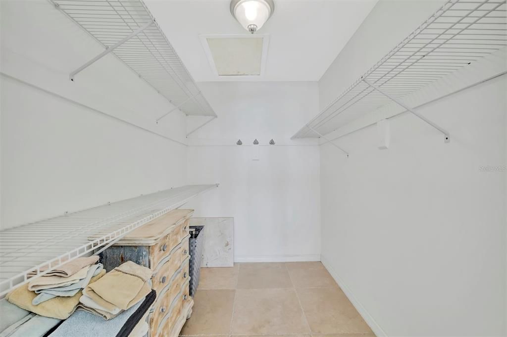 Activo con contrato: $409,900 (2 camas, 2 baños, 1556 Pies cuadrados)