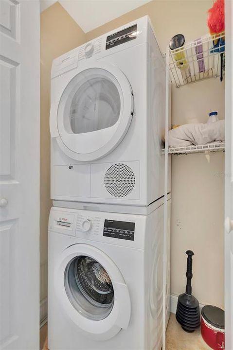 Activo con contrato: $409,900 (2 camas, 2 baños, 1556 Pies cuadrados)