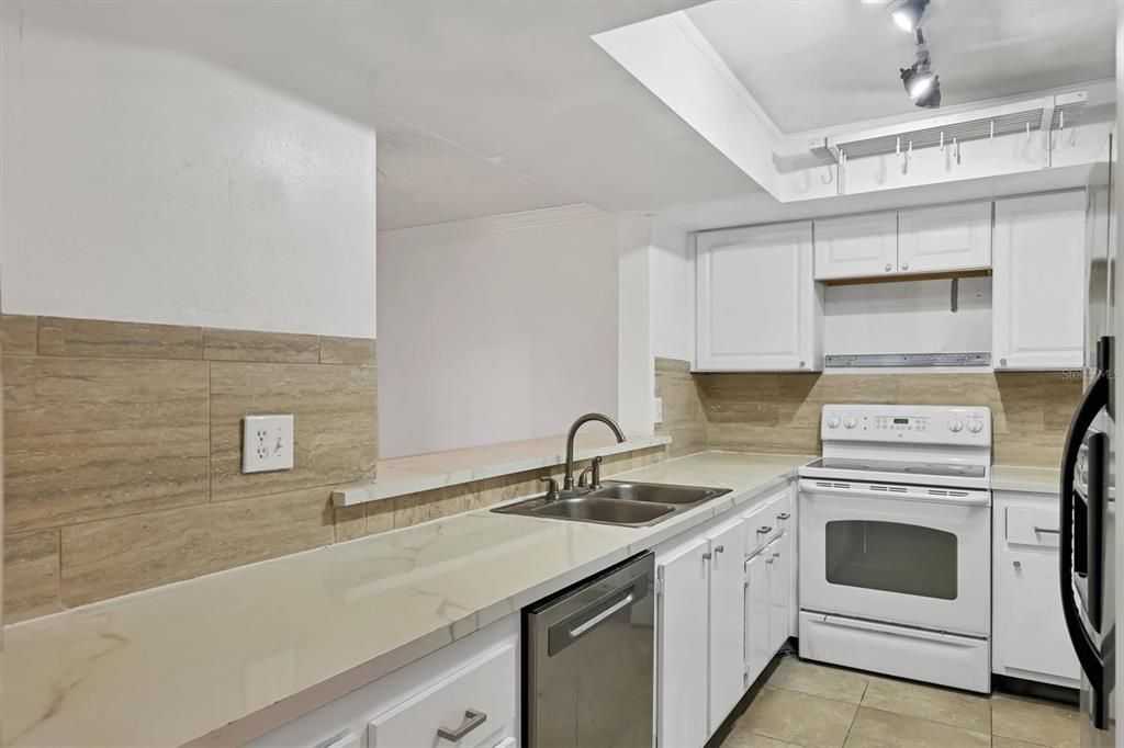 Active With Contract: $115,000 (2 beds, 2 baths, 1060 Square Feet)