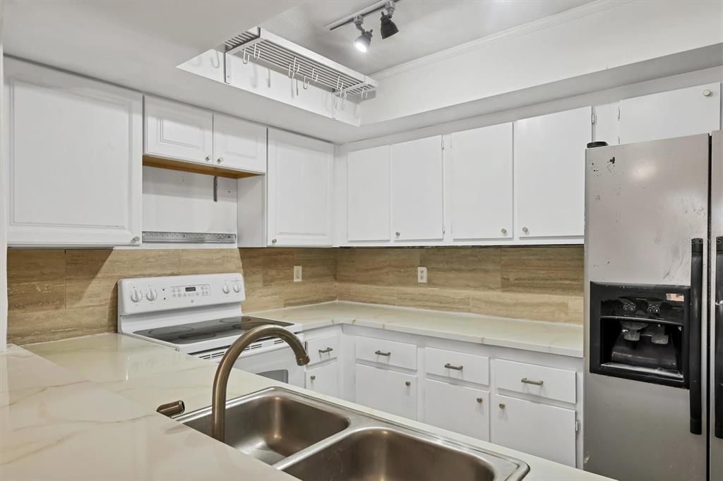 Active With Contract: $115,000 (2 beds, 2 baths, 1060 Square Feet)