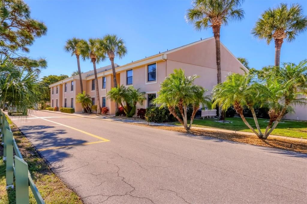 Active With Contract: $115,000 (2 beds, 2 baths, 1060 Square Feet)