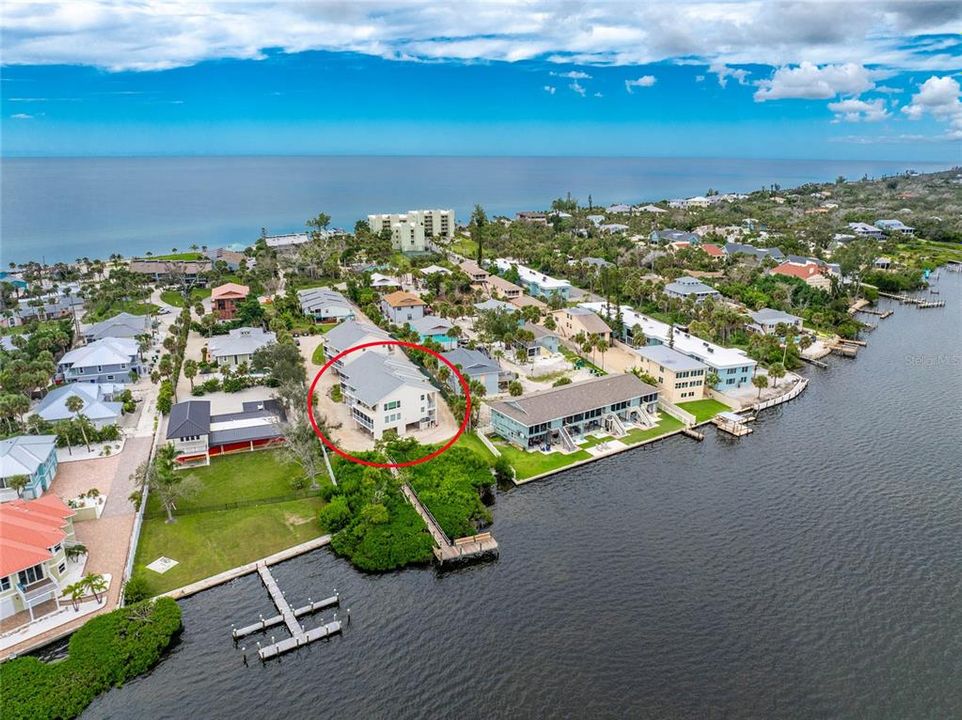 На продажу: $394,900 (2 спален, 2 ванн, 1046 Квадратных фут)