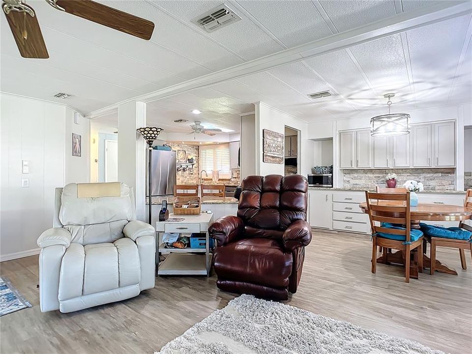 For Sale: $205,000 (2 beds, 2 baths, 1492 Square Feet)