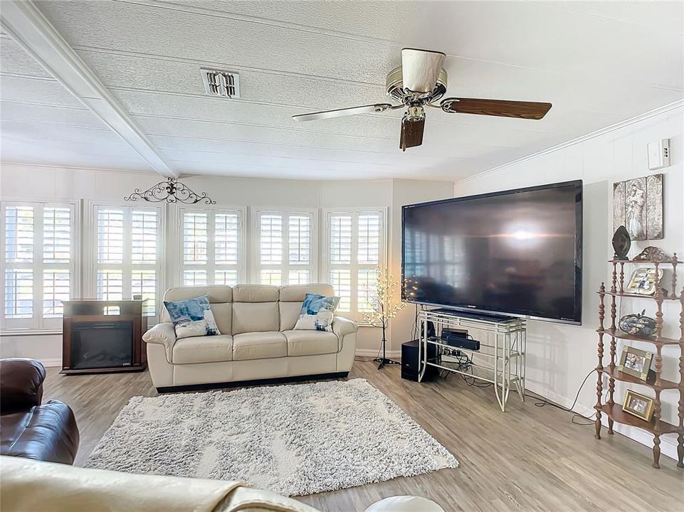 For Sale: $205,000 (2 beds, 2 baths, 1492 Square Feet)
