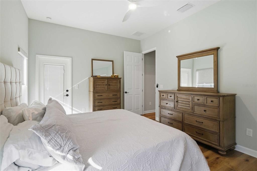 Activo con contrato: $575,000 (3 camas, 2 baños, 2299 Pies cuadrados)