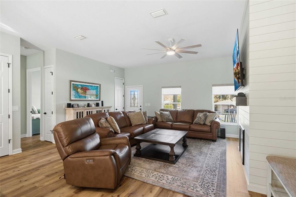 Activo con contrato: $575,000 (3 camas, 2 baños, 2299 Pies cuadrados)