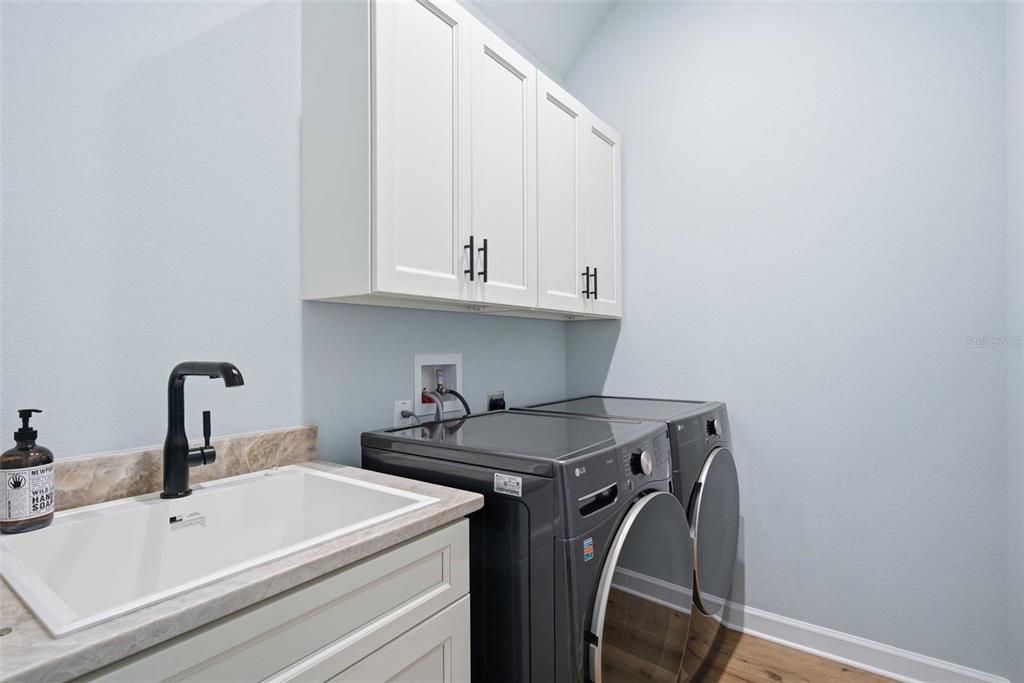 Activo con contrato: $575,000 (3 camas, 2 baños, 2299 Pies cuadrados)