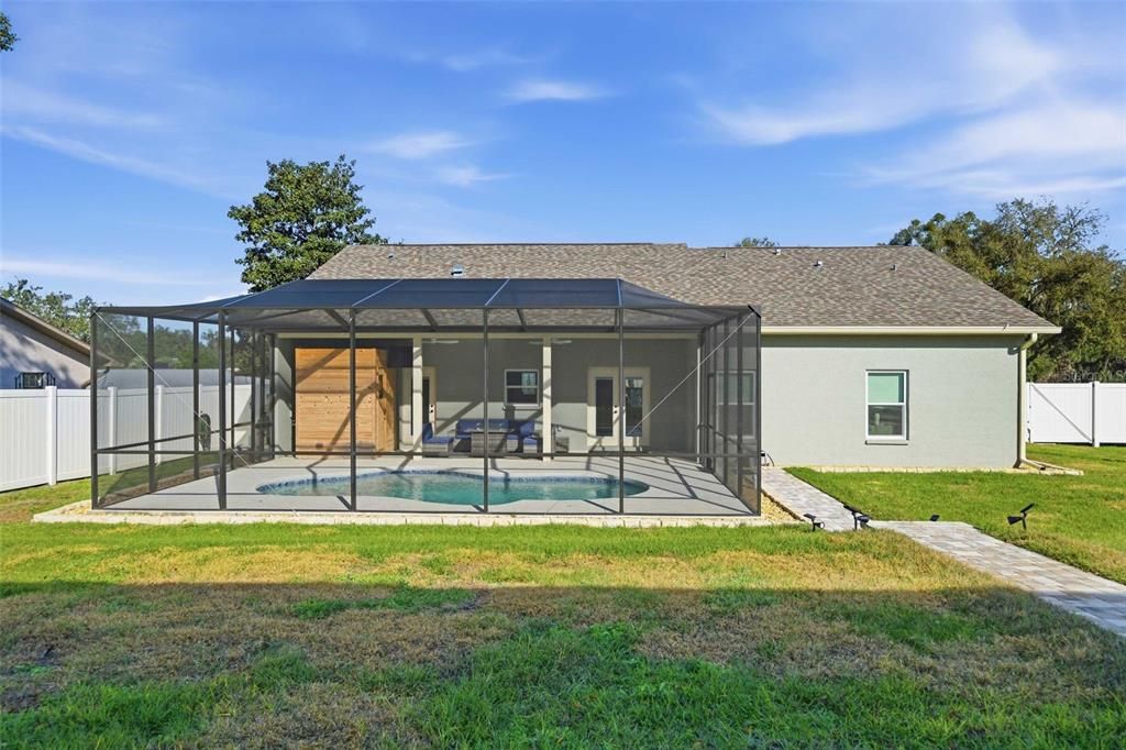 Activo con contrato: $575,000 (3 camas, 2 baños, 2299 Pies cuadrados)