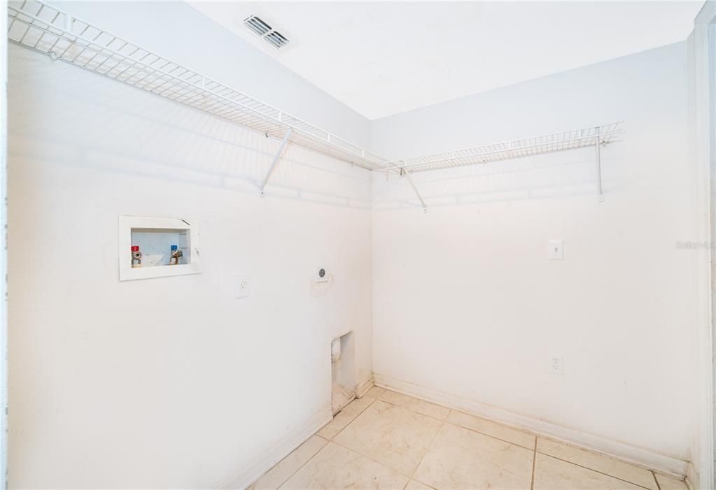 Activo con contrato: $390,000 (4 camas, 2 baños, 2192 Pies cuadrados)
