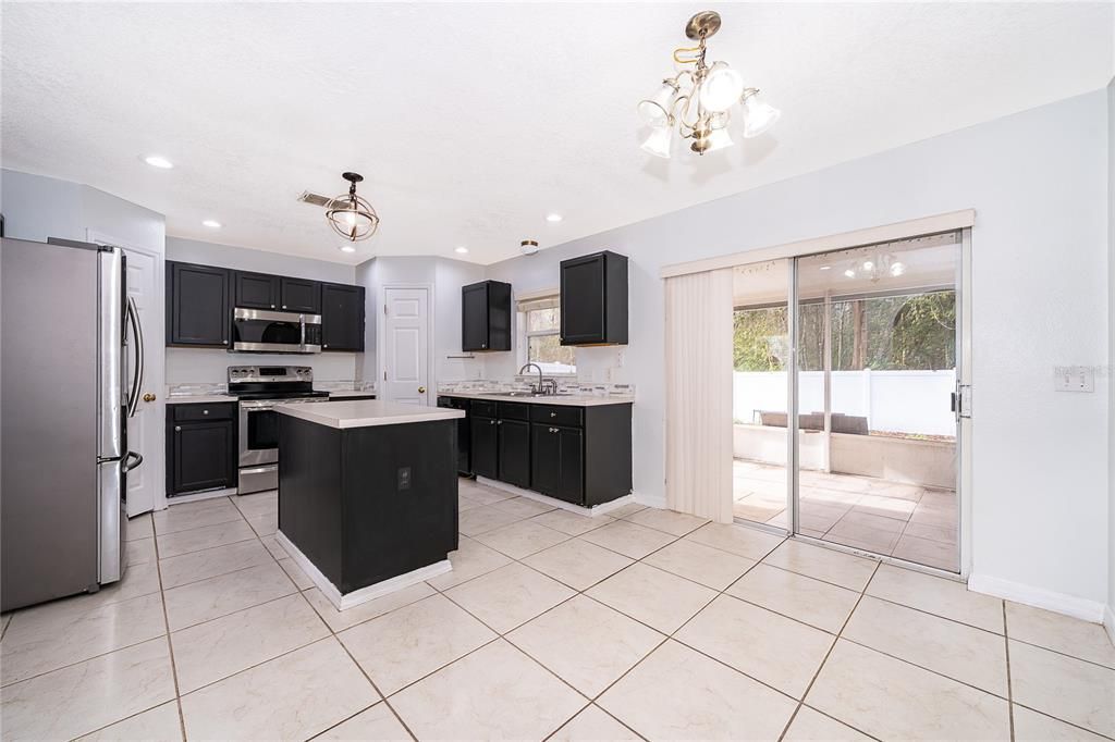 Activo con contrato: $390,000 (4 camas, 2 baños, 2192 Pies cuadrados)