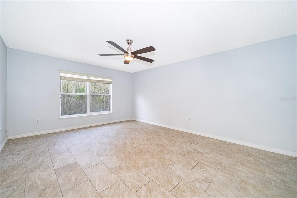 Activo con contrato: $390,000 (4 camas, 2 baños, 2192 Pies cuadrados)