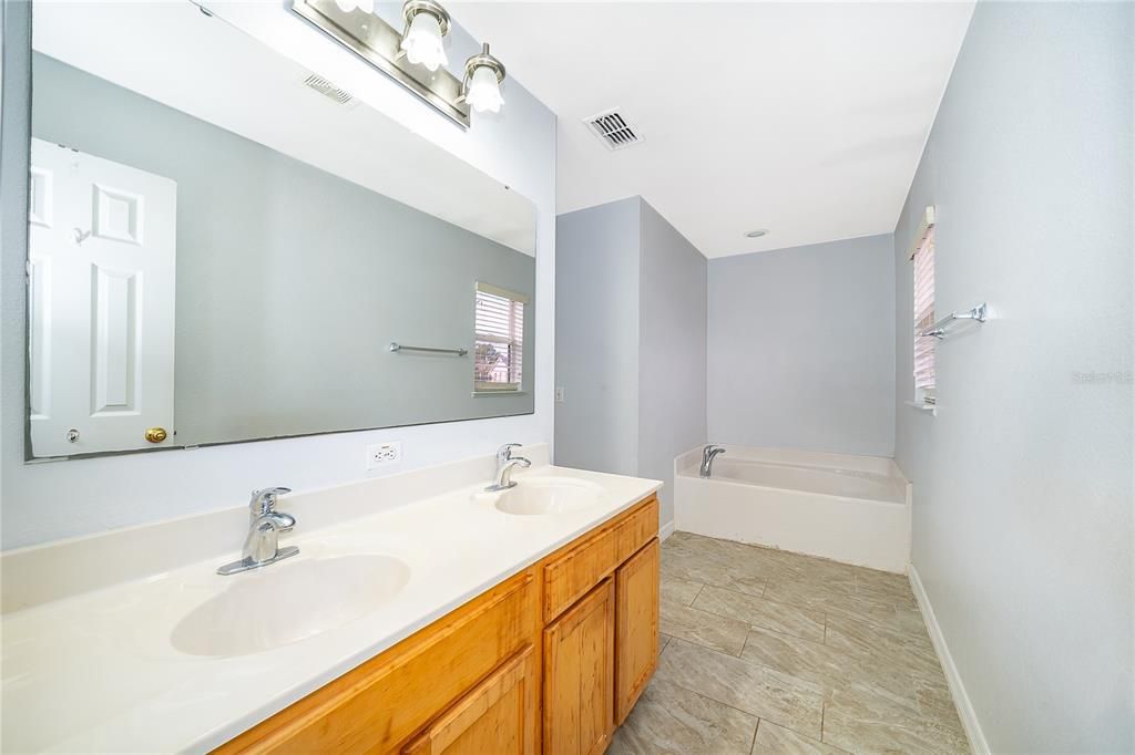 Activo con contrato: $390,000 (4 camas, 2 baños, 2192 Pies cuadrados)