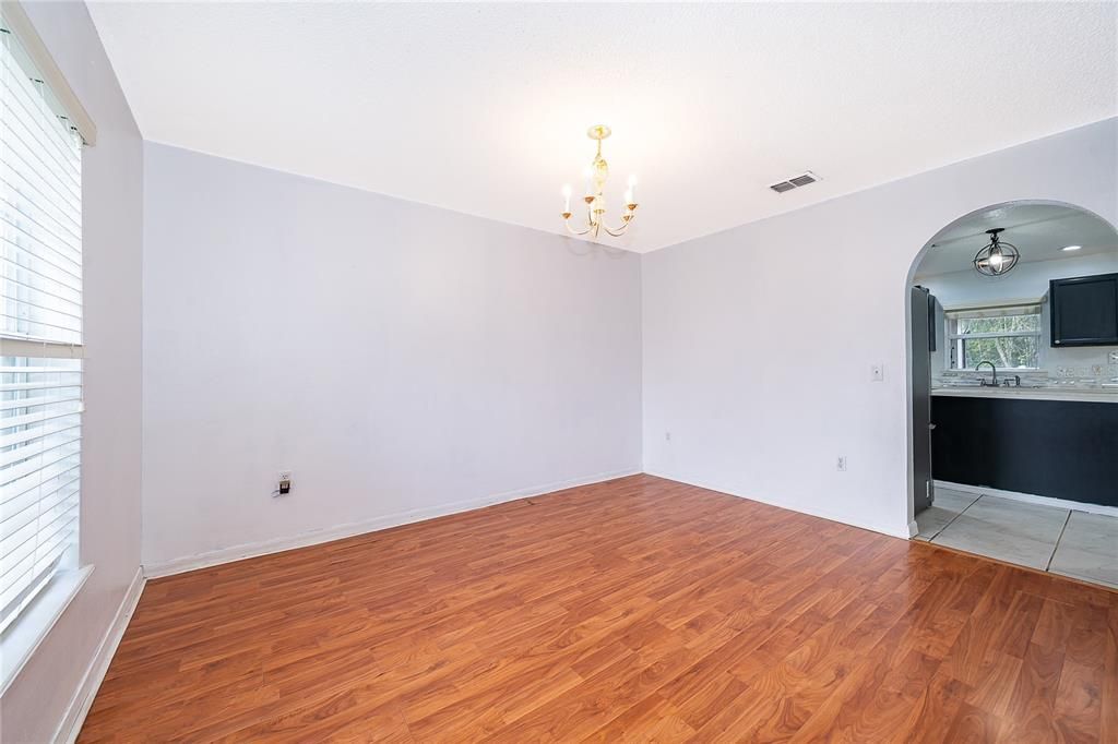 Activo con contrato: $390,000 (4 camas, 2 baños, 2192 Pies cuadrados)