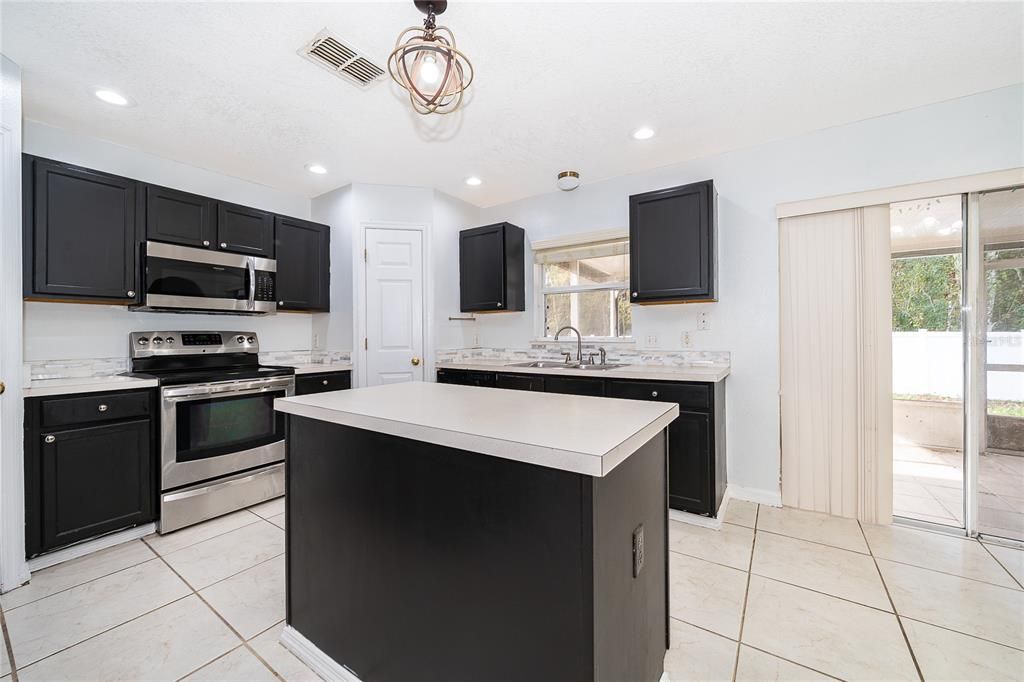 Activo con contrato: $390,000 (4 camas, 2 baños, 2192 Pies cuadrados)