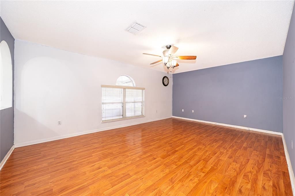 Activo con contrato: $390,000 (4 camas, 2 baños, 2192 Pies cuadrados)