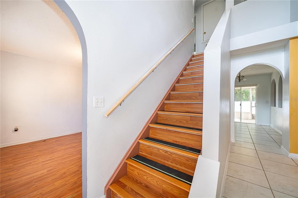 Activo con contrato: $390,000 (4 camas, 2 baños, 2192 Pies cuadrados)