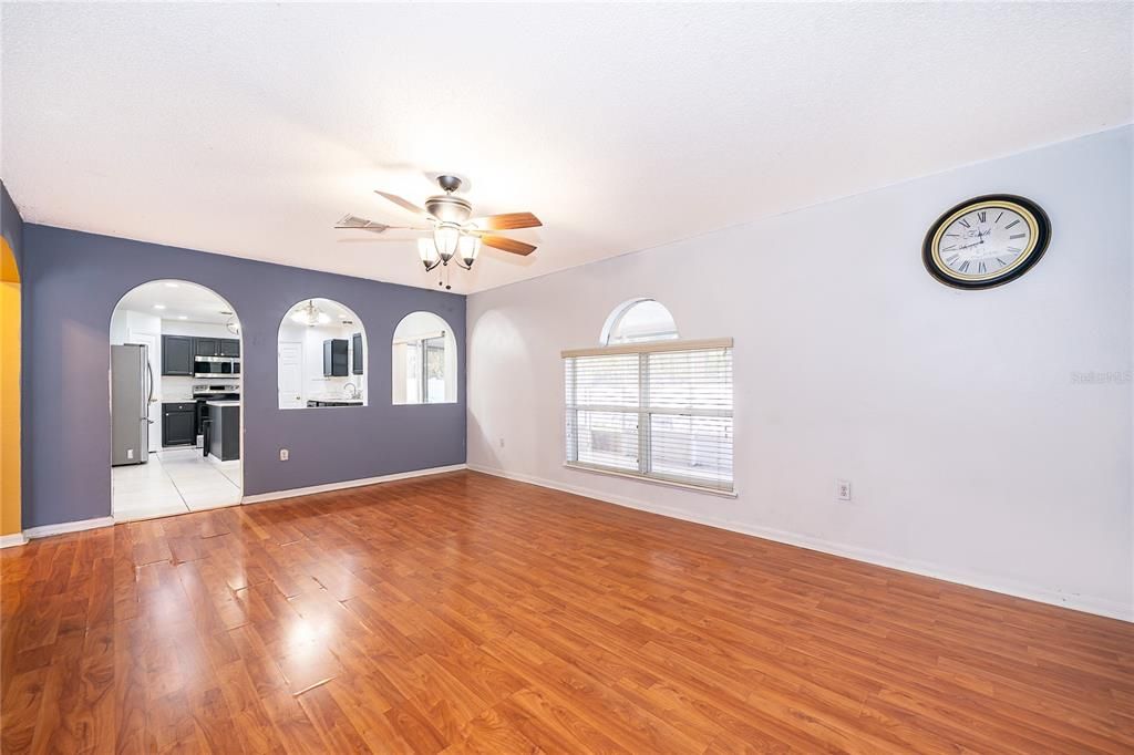 Activo con contrato: $390,000 (4 camas, 2 baños, 2192 Pies cuadrados)
