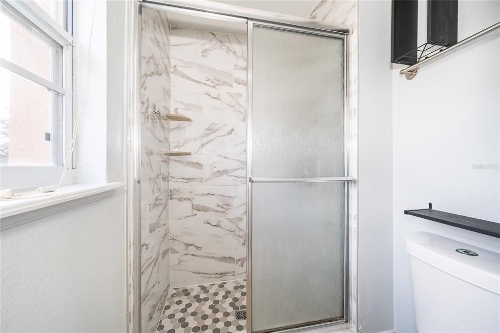 Activo con contrato: $390,000 (4 camas, 2 baños, 2192 Pies cuadrados)