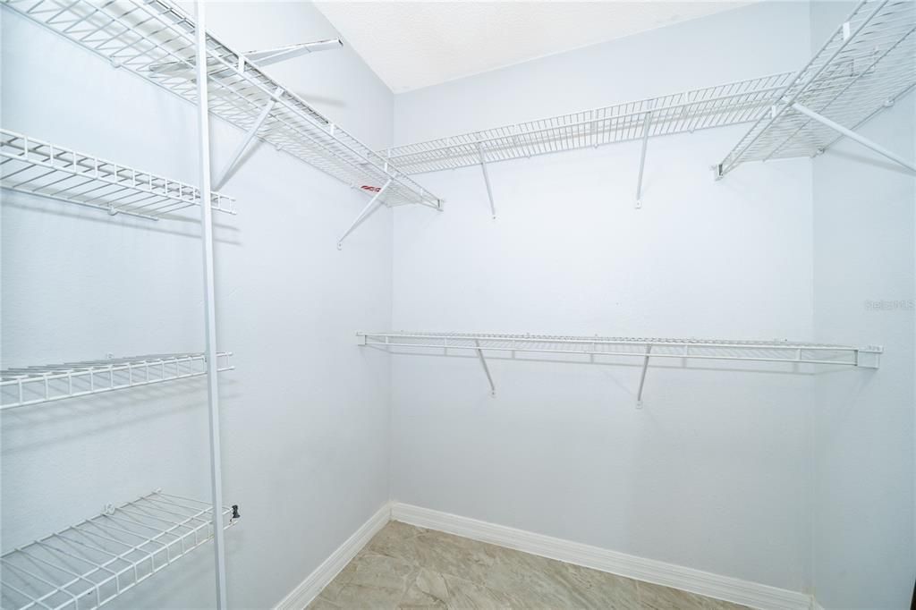 Activo con contrato: $390,000 (4 camas, 2 baños, 2192 Pies cuadrados)