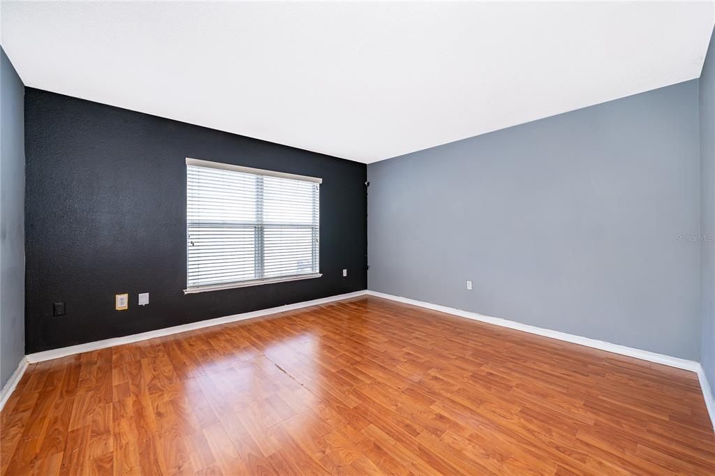 Activo con contrato: $390,000 (4 camas, 2 baños, 2192 Pies cuadrados)
