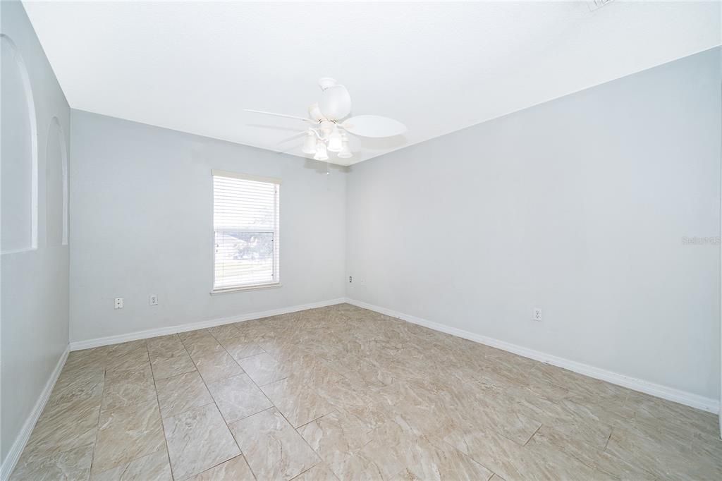 Activo con contrato: $390,000 (4 camas, 2 baños, 2192 Pies cuadrados)