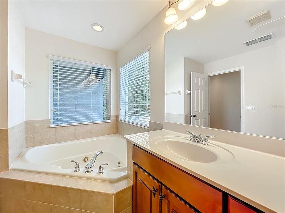 Activo con contrato: $349,900 (3 camas, 3 baños, 2173 Pies cuadrados)