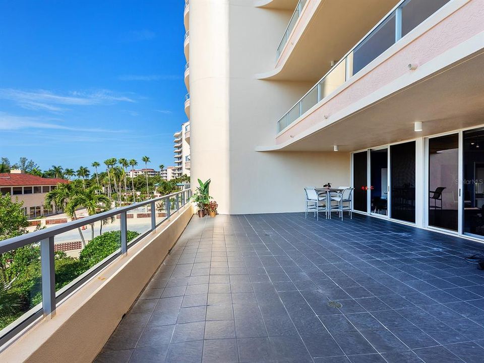 Active With Contract: $1,460,000 (2 beds, 3 baths, 2550 Square Feet)