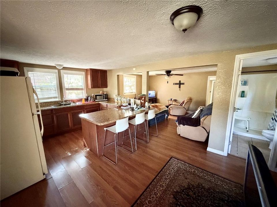 For Sale: $109,000 (1 beds, 1 baths, 630 Square Feet)
