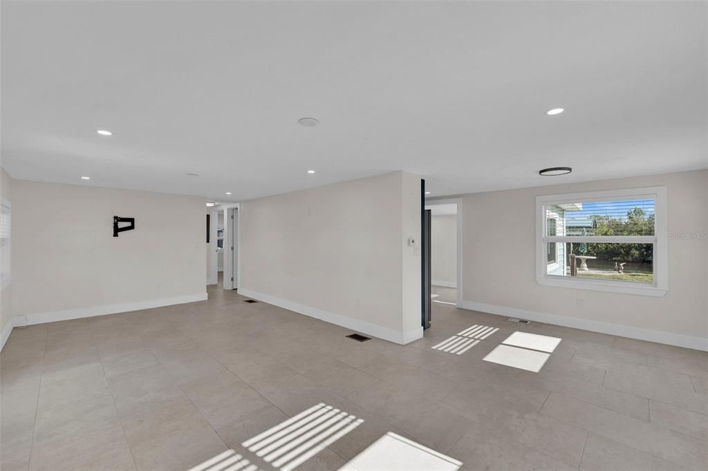 For Sale: $349,000 (2 beds, 1 baths, 1000 Square Feet)