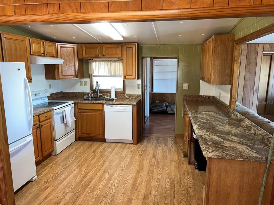 Active With Contract: $139,000 (2 beds, 1 baths, 1084 Square Feet)