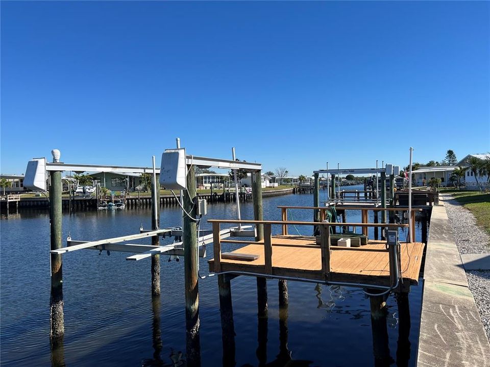 Active With Contract: $139,000 (2 beds, 1 baths, 1084 Square Feet)