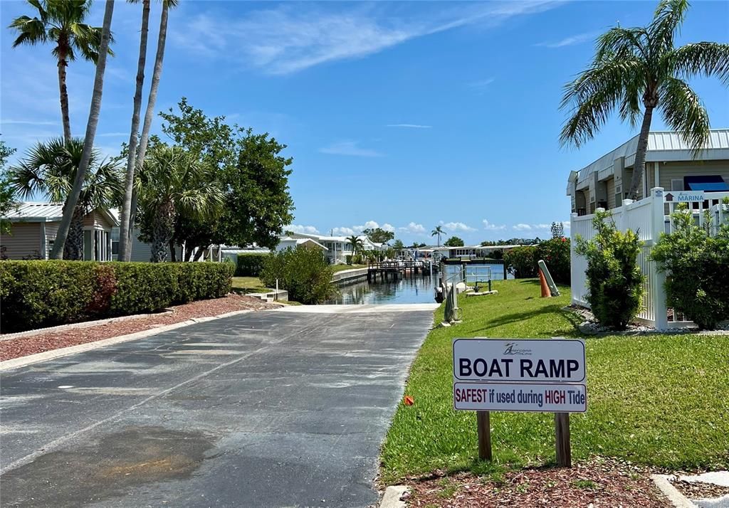 Active With Contract: $139,000 (2 beds, 1 baths, 1084 Square Feet)