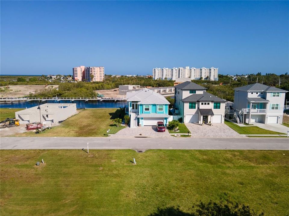 На продажу: $349,000 (0.16 acres)
