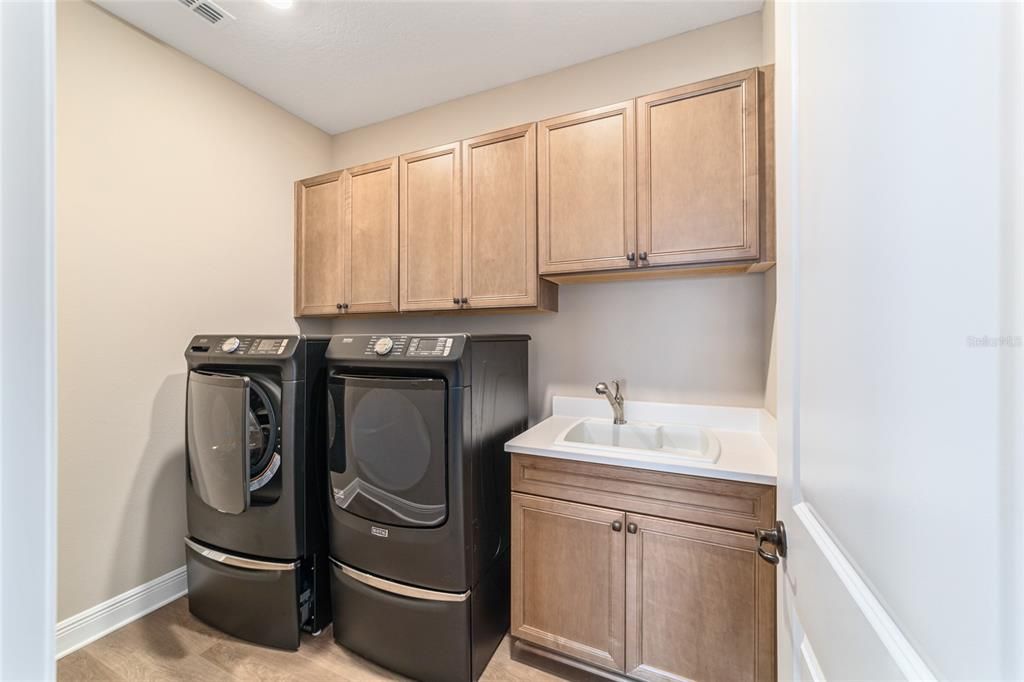 For Sale: $689,000 (3 beds, 3 baths, 2828 Square Feet)