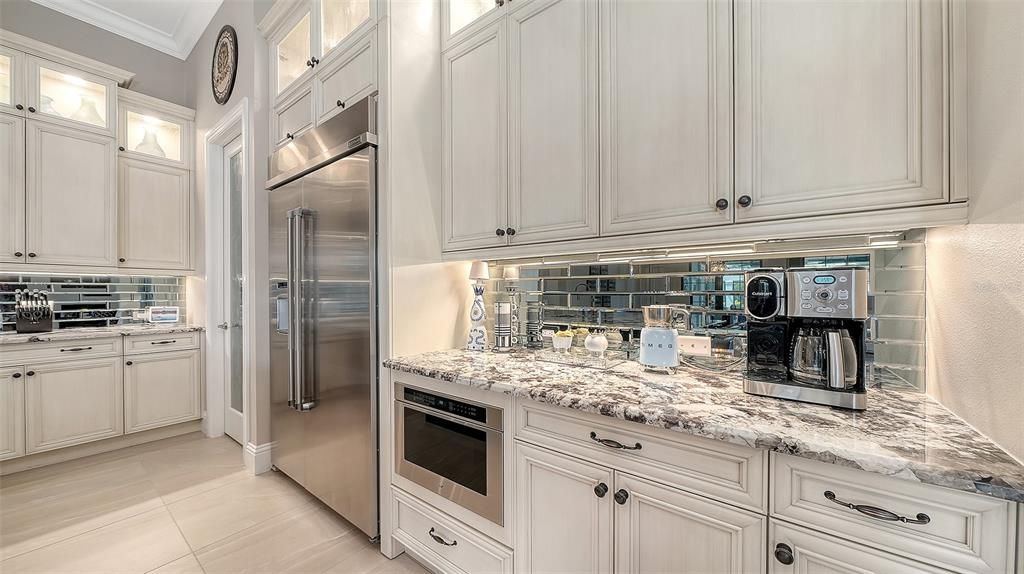 Под контрактом: $3,499,000 (4 спален, 4 ванн, 4347 Квадратных фут)
