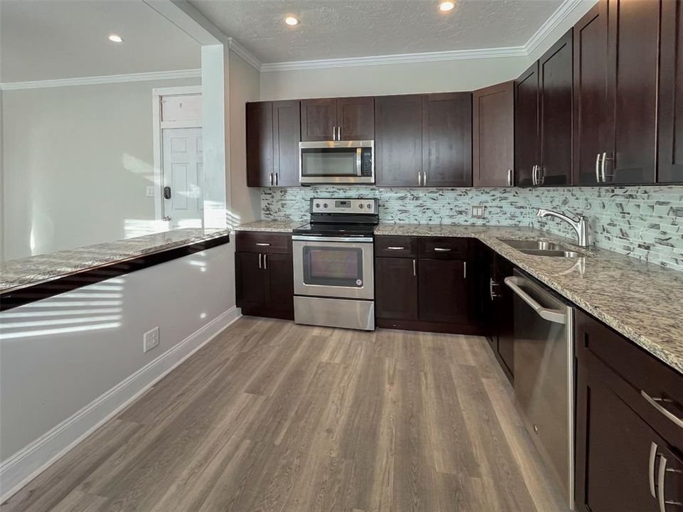 Active With Contract: $1,095 (1 beds, 1 baths, 750 Square Feet)