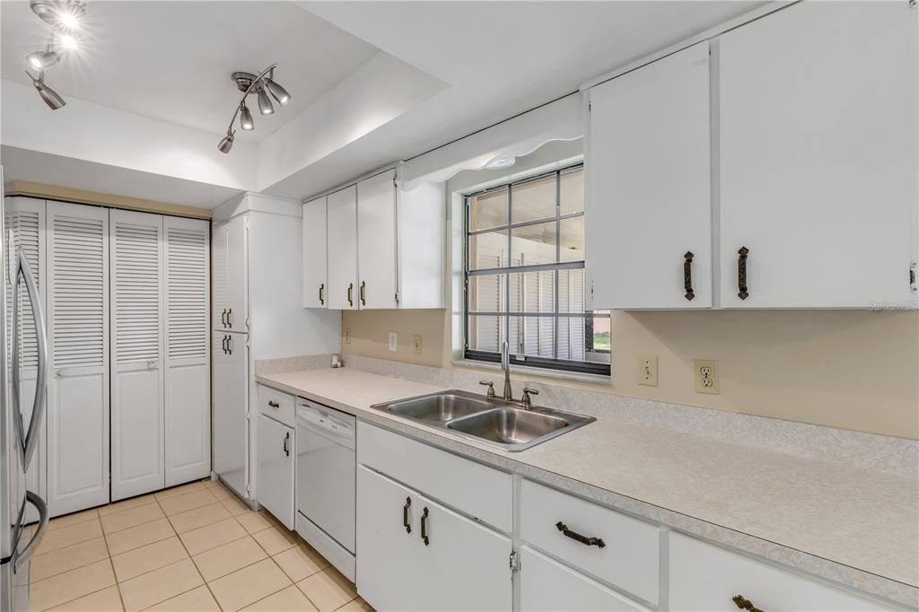 Active With Contract: $215,000 (2 beds, 2 baths, 1038 Square Feet)