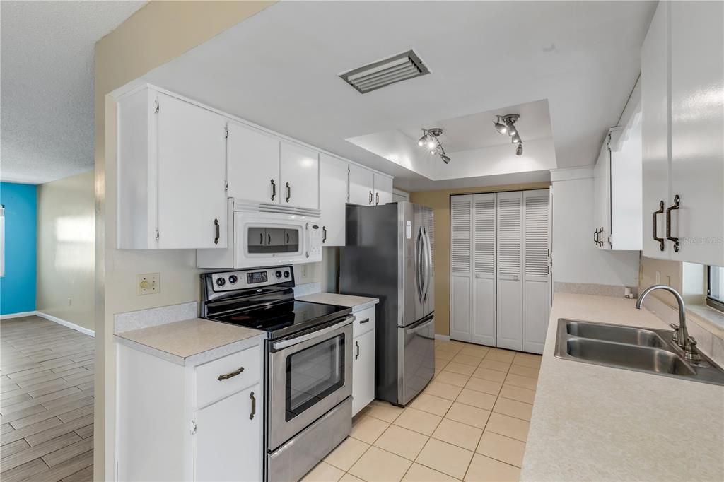 Active With Contract: $215,000 (2 beds, 2 baths, 1038 Square Feet)