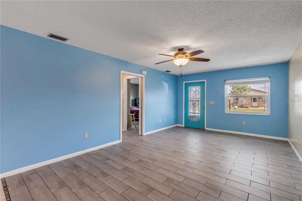 Active With Contract: $215,000 (2 beds, 2 baths, 1038 Square Feet)