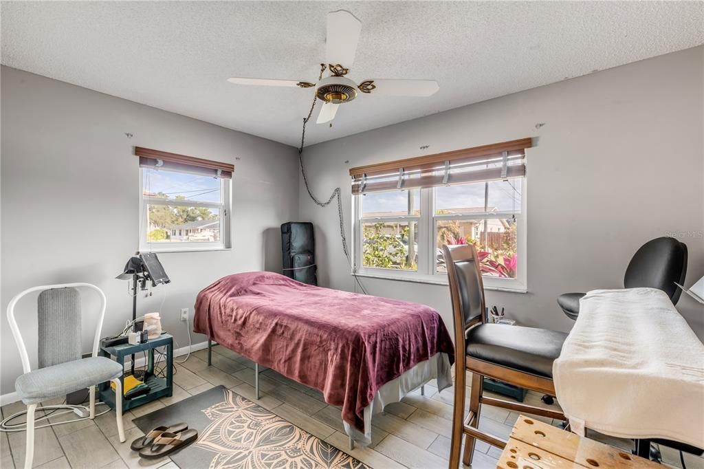Active With Contract: $215,000 (2 beds, 2 baths, 1038 Square Feet)
