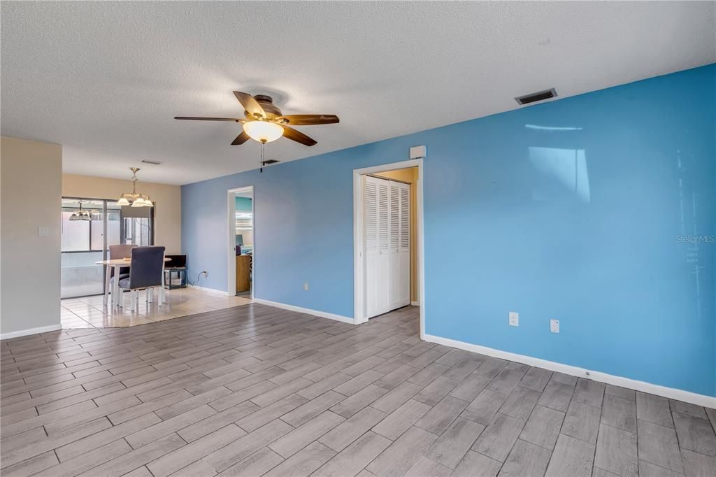 Active With Contract: $215,000 (2 beds, 2 baths, 1038 Square Feet)