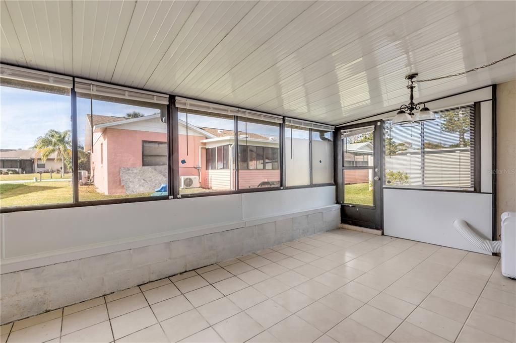 Active With Contract: $215,000 (2 beds, 2 baths, 1038 Square Feet)