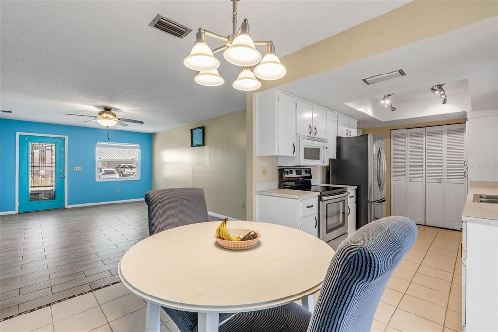 Active With Contract: $215,000 (2 beds, 2 baths, 1038 Square Feet)